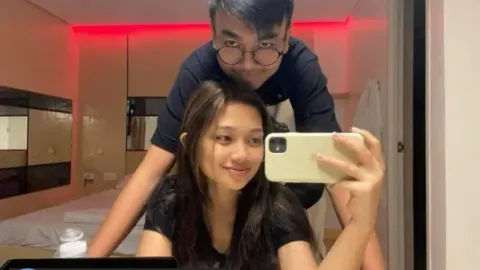 Selfie Bago Paglaruan Ang Puki